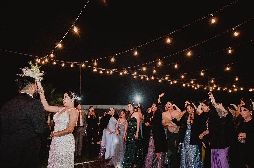 Fotografos en mazatlan, Wedding photographer in mazatlan, engagement photography lovers, mazatlan photographer, wedding photographer in beach, love story